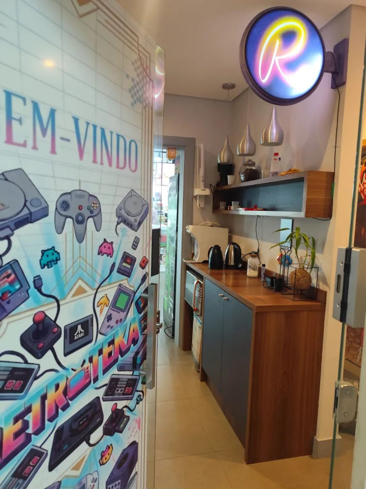Entrada da Retroteka com porta ilustrada e letreiro luminoso.
